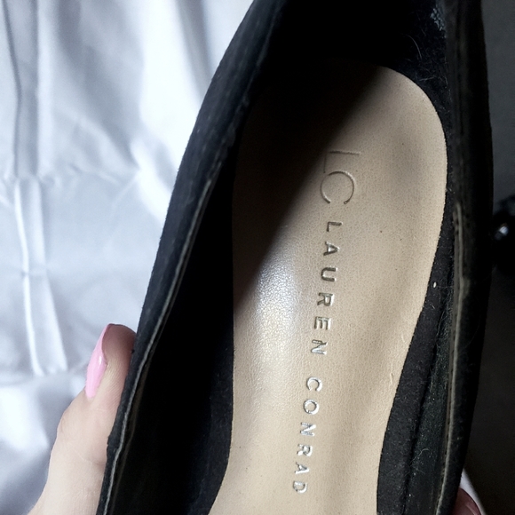 Size 7 Lauren Conrad black faux suede pump - Picture 5 of 5